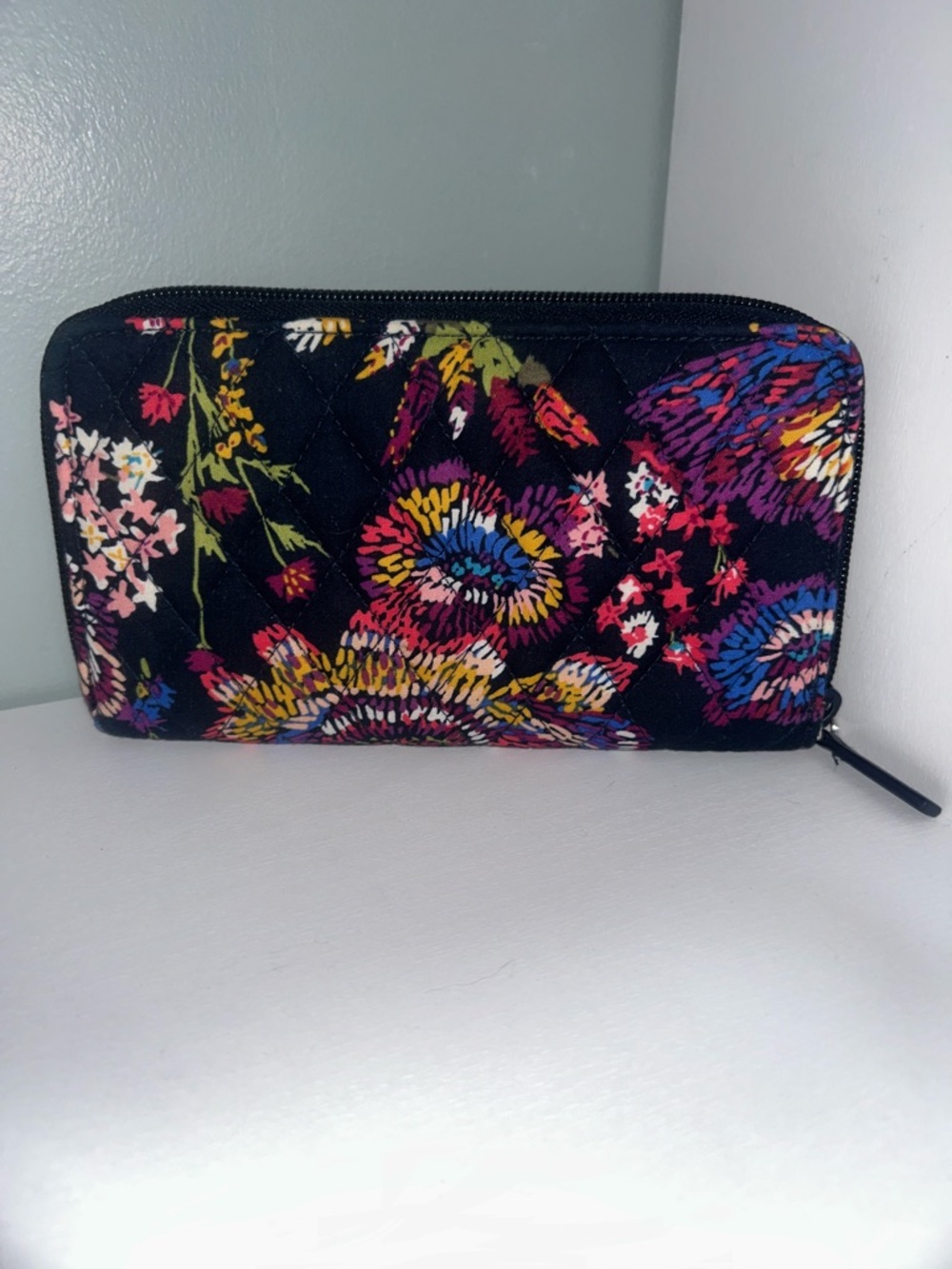 Vera Bradley NWOT Navy Blue Floral Zip-Around WalletMulticolor Blossoms
No flaws